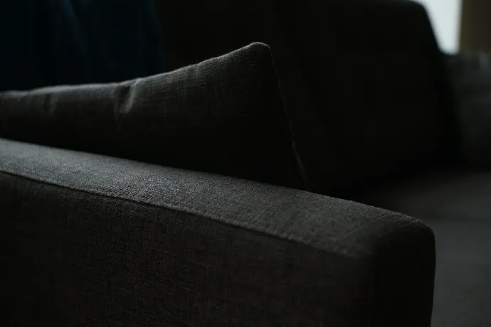 Sofa detalle tela oscura